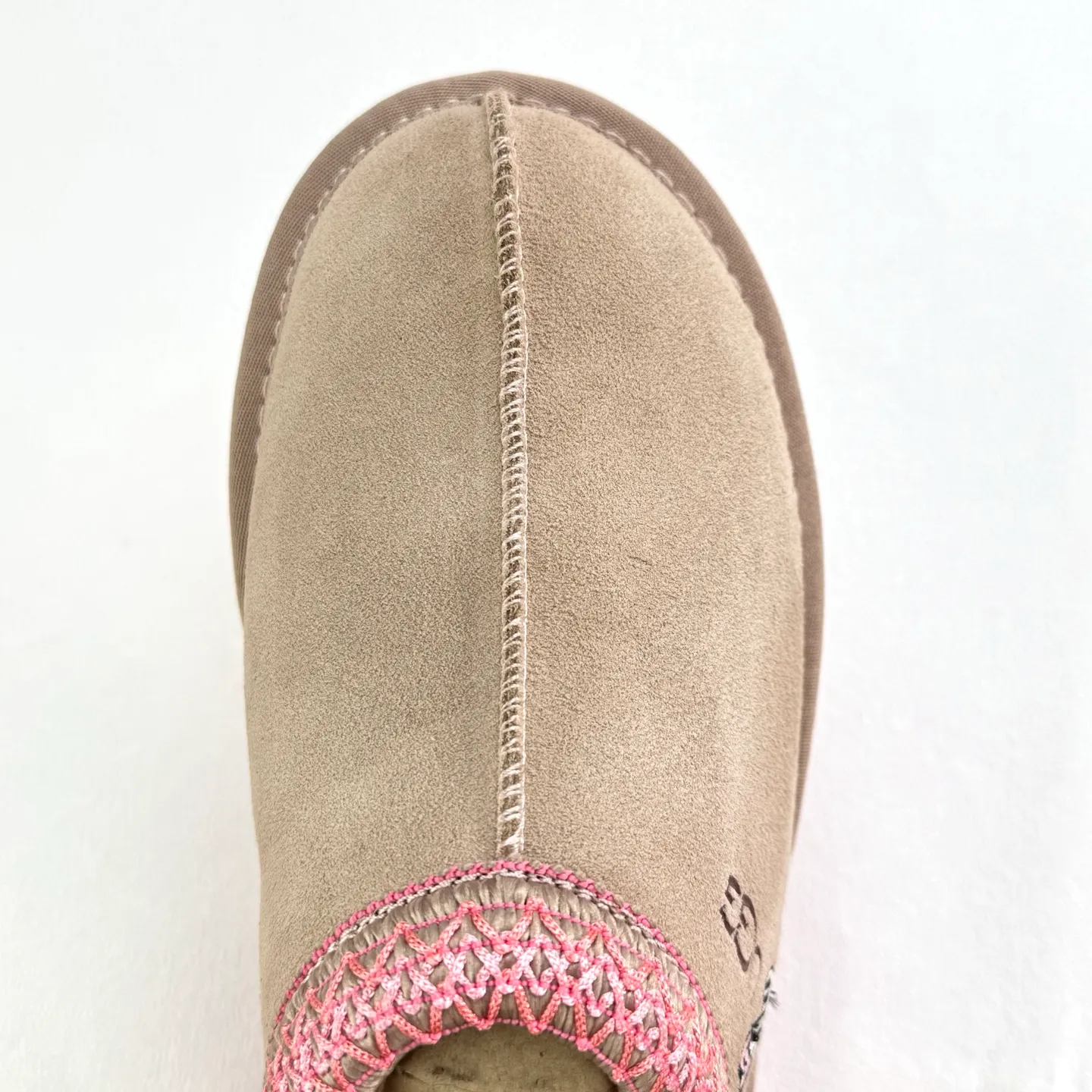 💰400 UGG Tats series thickened model Mule style toe-cap 5CM half slippers Ethnic style autumn and winter snow boots High-quality sheepskin and wool Integrated with high quality Warmth and heat sealing Made of TPU molded suede upper material Embedded with artificial curly wool plush lining and 10mm UGGPURE™ implanted wool lining and removable UGGPURE™ implanted wool insole Lightweight non-slip and comfortable rubber outsole with brand LOGO With complete packaging Official item number: 11225532722 Size: 35 36 37 38 39 40